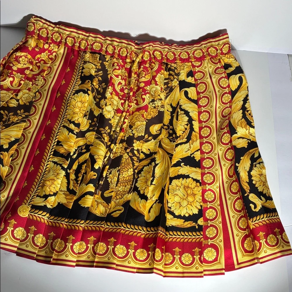 New Authentic Versace Baroque Print Pleated Mini Skirt in Black, Red & Gold